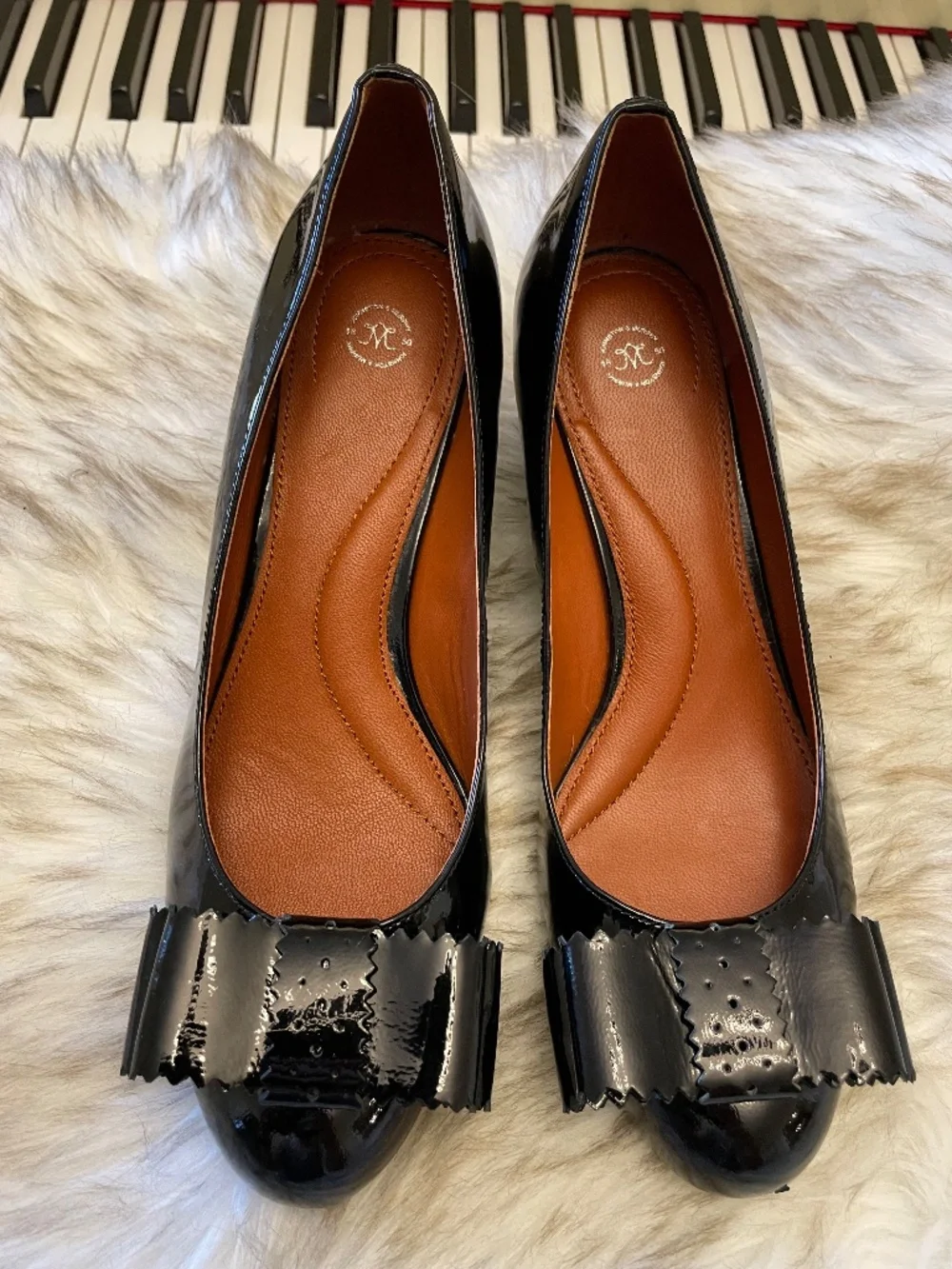Johnston & Murphy Black Patent Leather Bow Pumps – Size 6M